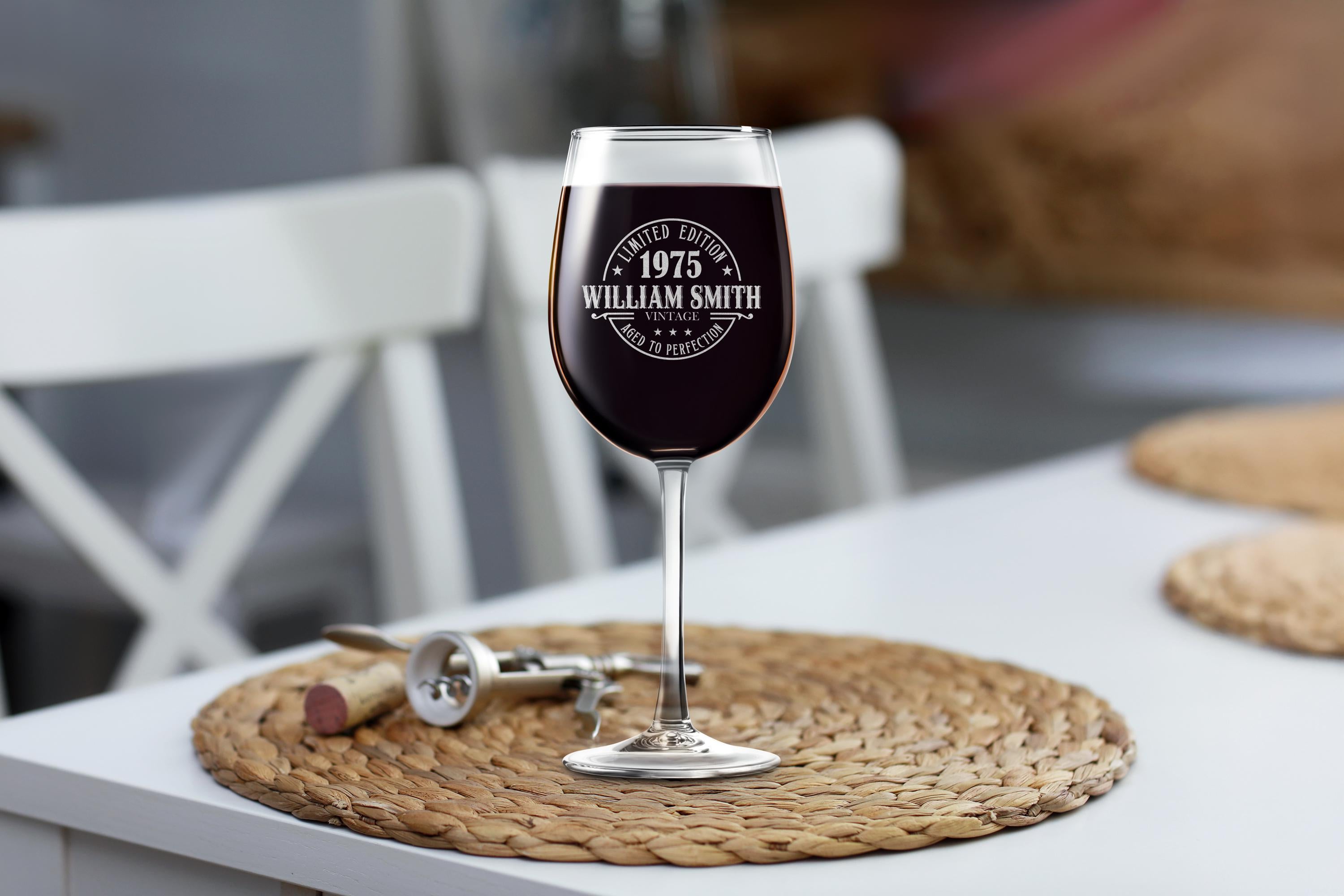 Engraved Stemless Wine Glass – Vintage 1975 Design – Personalized 50th Birthday Gift for Men, Dad, Husband, Brother